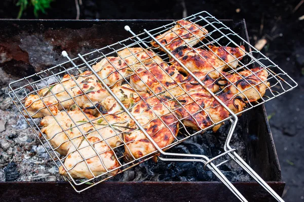 Het Koken Van Vlees Brand Bak Vlees Metalen Raster Barbecue — Stockfoto