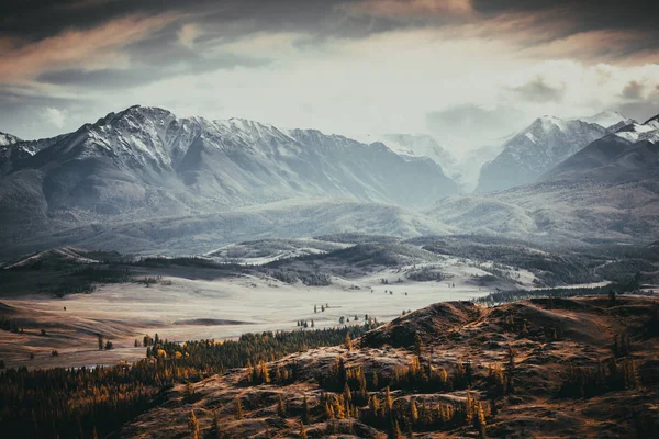 Dolina Grzbiet Skał Horyzoncie Snowy Grzbiet Gór Pod Niebo Jesienią — Zdjęcie stockowe