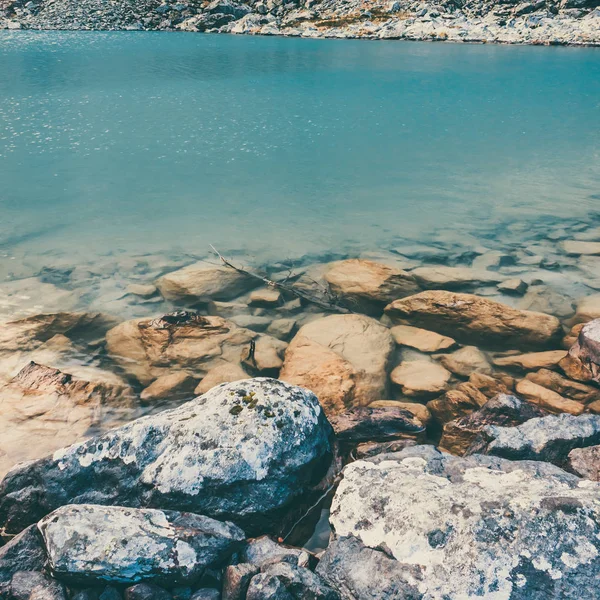 Orilla Piedra Lago Montaña Agua Turquesa Del Río — Foto de Stock