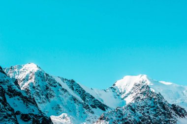 Kar larla kaplı dağ sırtı, dağ vadisinde kış