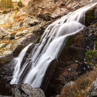 Şelale kayalarda. Hızlı dağ nehir