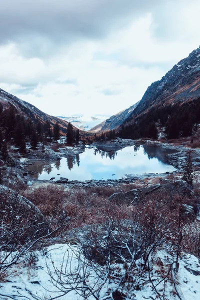 Horské Jezero Skály Odrážejí Hladině Vody — Stock fotografie