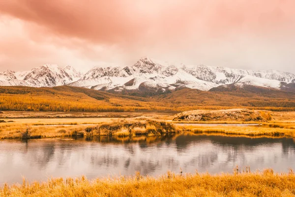 Reflexão Montanhas Nuvens Superfície Clara Lago Outono Dourado Nas Montanhas — Fotografia de Stock