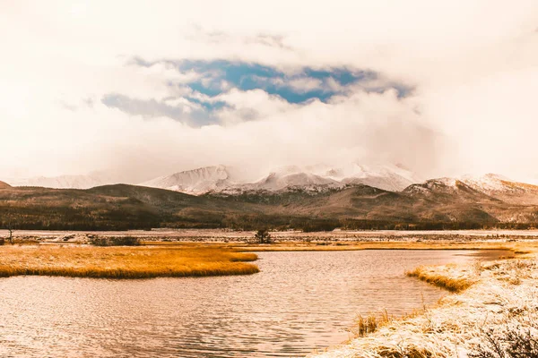 Neve Fresca Lago Outono Tardio Vale Montanha — Fotografia de Stock