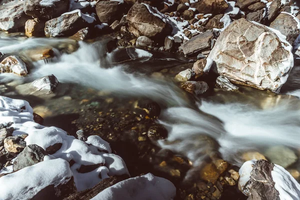 Гірська Річка Зимовий Період Холодна Вода Тече Серед Скель Подорож — стокове фото