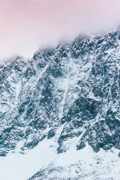 Ορεινή Κορυφογραμμή Καλυμμένη Χιόνι Χειμώνα Στην Ορεινή Κοιλάδα — Φωτογραφία Αρχείου