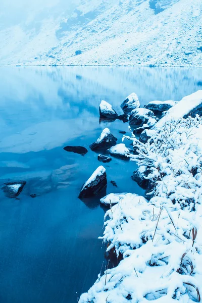 Orilla Nevada Del Lago Montaña Nieve Río —  Fotos de Stock