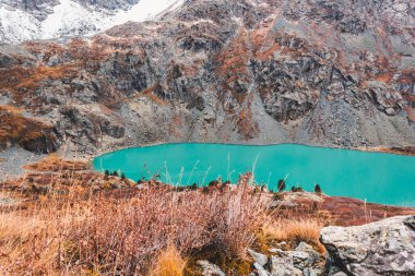 Turkuaz Gölü dağlarda. Sonbahar kayalarda nehirde. Dağ vadisinde seyahat