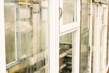 Arkaplan olarak beyaz pencere çerçeveleri