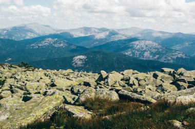 Ufukta tepeler ve taşlar ile Dağ vadisi