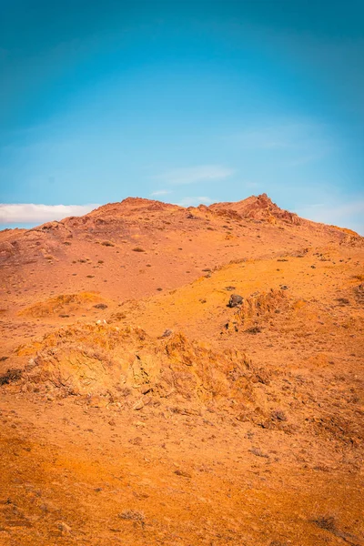 Pedras Amarelas Vermelhas Sob Céu Azul Paisagem Deserto Com Montanhas — Fotografia de Stock