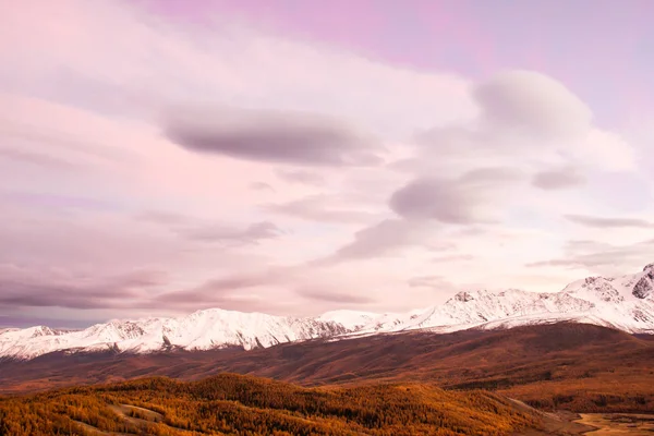 Rózsaszín Lila Felhők Hegységre Naplemente Vagy Hajnal Hegyekben Ősszel Völgy — Stock Fotó