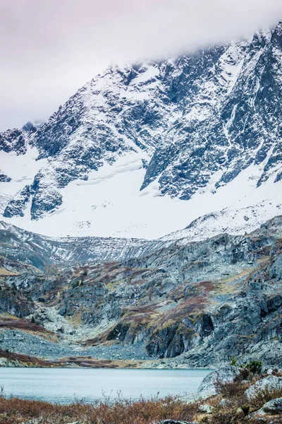 Podzimní Jezero Horským Rozsahem Údolí Žlutou Suchou Trávou — Stock fotografie