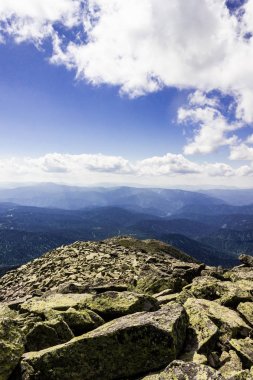 Taşların altında mavi gökyüzü bulutlu. Dağ vadinin görünümü. Turizm, seyahat dağlar.