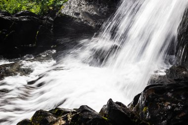 Dikey şelale kayalarda. Dağlarda dağ nehir.