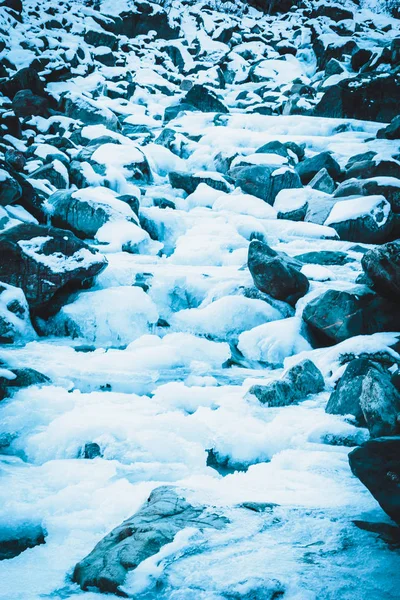 冬の山川 冷たい水は岩の間で流れます 山旅淡水 — ストック写真