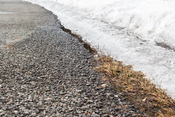 Camino Asfalto Con Nieve Lado Del Camino — Foto de Stock