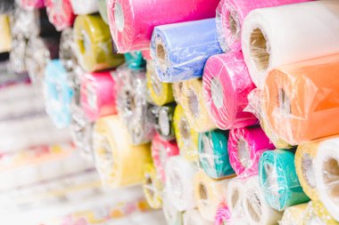 Mağazanın tezgahında renkli ambalaj kağıtları. Tatil ve koleksiyon defterleri