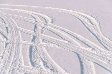 Kış yolundaki lastik izleri. Donmuş yol, karda ulaşım.