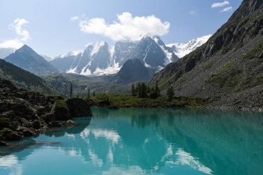 Kayaların arasında turkuaz göl. Yürüyüş için dağ göleti