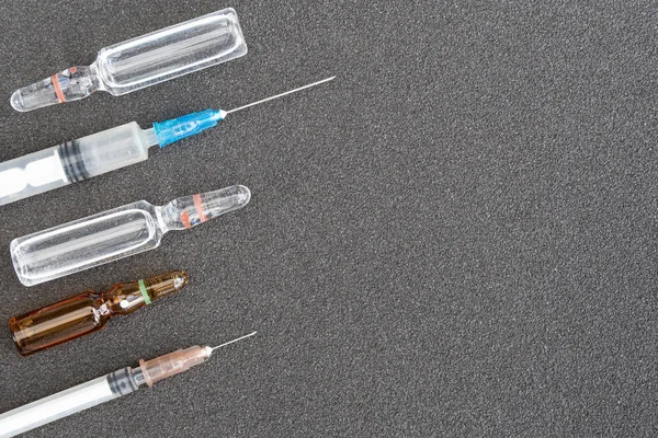 Spuiten Injectieflacons Met Medicijnen Stoep Ziekenhuisbehandeling Geneesmiddel Met Vloeibare Injecties — Stockfoto