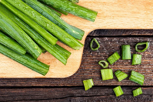 Masada Bir Sürü Yeşil Soğan Var Mutfakta Salata Yapmak Için — Stok fotoğraf