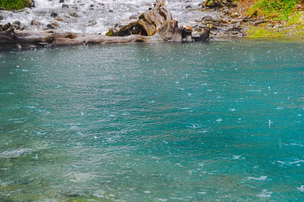 Regentropfen Auf Der Wasseroberfläche Des Sees Das Türkisfarbene Wasser Des — Stockfoto