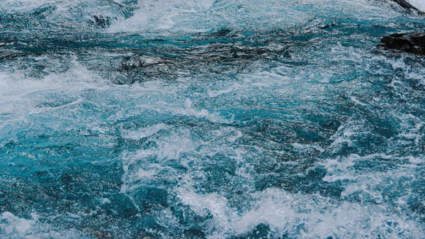 Blauw Borrelend Water Van Bergrivier Oceaanvloed Van Turquoise Zee — Stockfoto