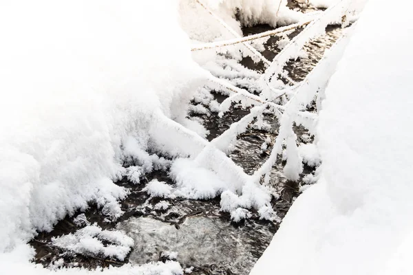 冬溪被雪覆盖 — 图库照片