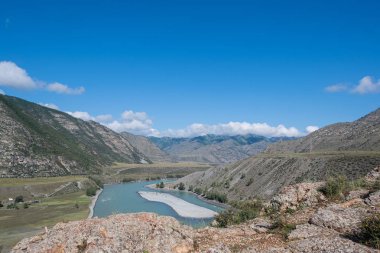 Dağ nehri kayalıklarla. Altai 'deki dağ vadisinde su akışı