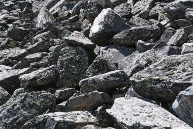İnşaat için taş döküntüsü. Taş ocağında kayalar var. Moraine Dağı, turist engeli.