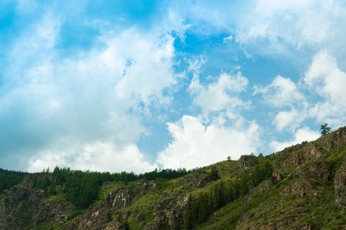 Bulutların altındaki dağ sırası. Yürüyüş ve Turizm İçin Kayalar