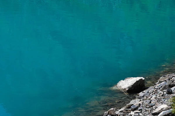 Rock Stranden Det Blå Havet Turkos Fjällsjö Flodens Yta — Stockfoto