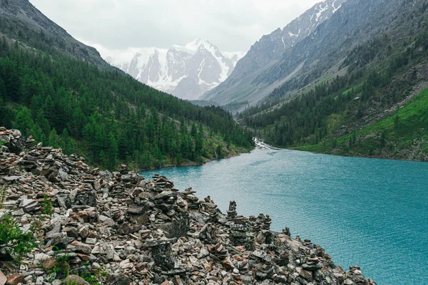 Pile Pierres Pour Les Touristes Sur Rive Lac Bleu Côte — Photo