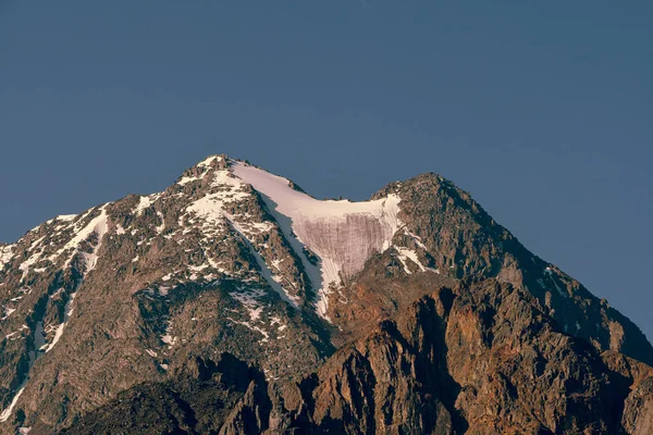 Falésias Neve Sob Céu Azul Viajar Nas Montanhas — Fotografia de Stock