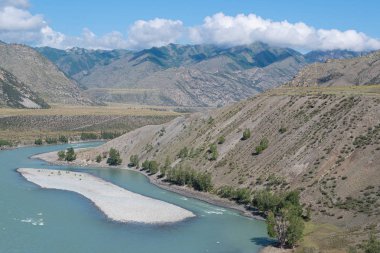 Dağ nehri kayalıklarla. Altai 'deki dağ vadisinde su akışı