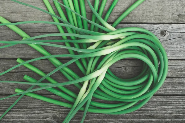 Green Stalks Garlic Wooden Table Twisted Stems Plants Seed Preparation — Stock Photo, Image