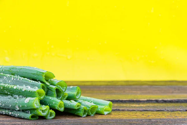 Cebolas Verdes Mesa Madeira Bando Cebolas Batun Pronto Para Cozinhar — Fotografia de Stock