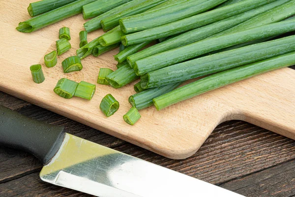 Egy Rakás Zöld Hagyma Késsel Darabokra Vágva Főzés Saláta Konyhában — Stock Fotó