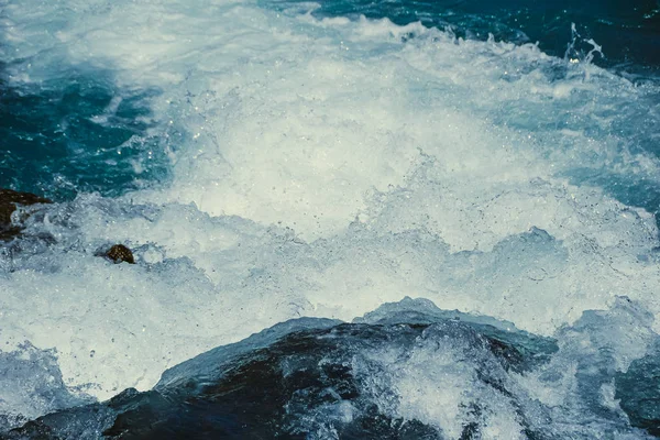 Rivière Montagne Avec Pierre Dans Eau Bleue Vagues Marée Turquoise — Photo