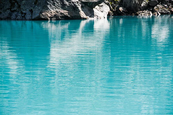 Rock Shore Blue Sea Turquoise Mountain Lake Surface River — Stock Photo, Image