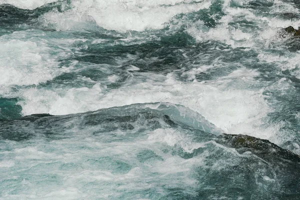 Blauw Borrelend Water Van Bergrivier Oceaanvloed Van Turquoise Zee — Stockfoto