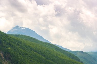 Bulutların altındaki dağ sırası. Yürüyüş ve Turizm İçin Kayalar