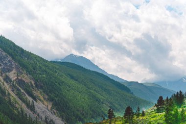Bulutların altındaki dağ sırası. Yürüyüş ve Turizm İçin Kayalar