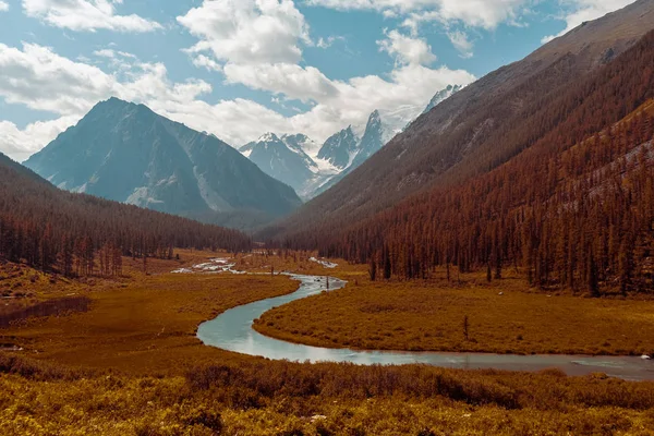 Bend Una Cinta Río Valle Montaña Día Verano — Foto de Stock