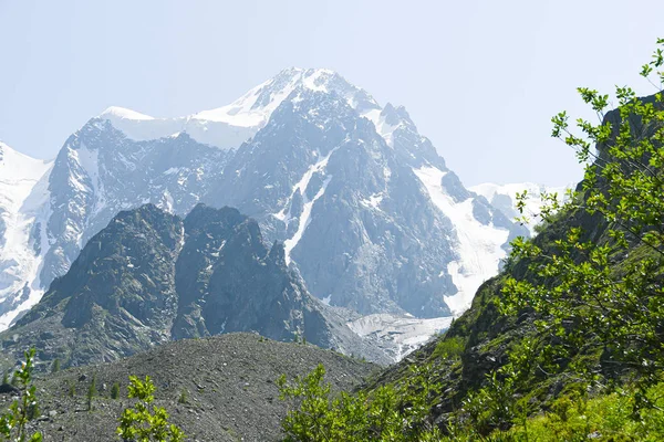 Cume Rochoso Debaixo Neve Caminhadas Montanha Viagens Pela Natureza — Fotografia de Stock