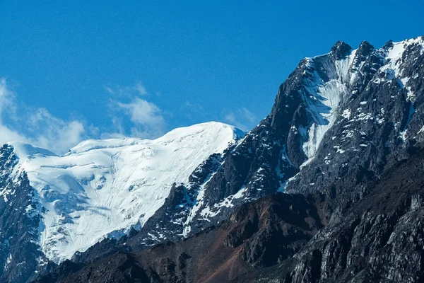 Sněhové Útesy Pod Modrou Oblohou Cestování Horách — Stock fotografie