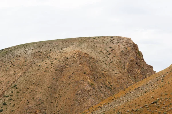 峡谷里的红山 红色的岩石 峡谷中的河床 — 图库照片