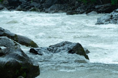 Taş deniz kıyısı nehri, fırtınalı deniz sörfü, hızlı dağ deresi.