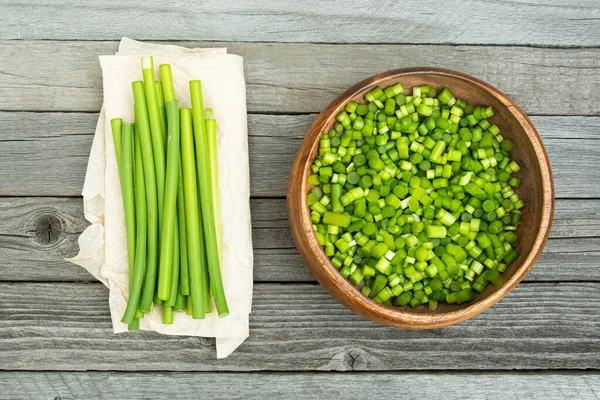 Batang Bawang Putih Hijau Cincang Piring Kayu Masakan Vegetarian Makanan — Stok Foto